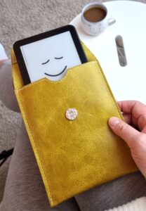 senfgelbe lederhülle für den Ebook reader