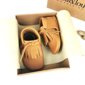 Nachhaltige Babyschuhe aus echtem Leder mit Fransen – in Handarbeit gefertigt.