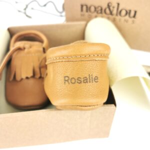 Schadstofffreie Baby Mokassins aus weichem Leder in Cognac – handgemacht in Deutschland.
