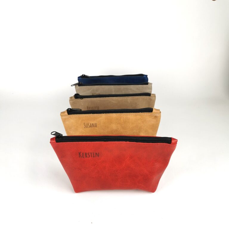 Kosmetiktasche personalisiert aus Naturleder in verschiedenen Farben