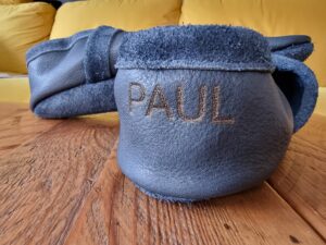 Lederpuschen mit Namen personalisiert