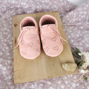 rosa Lederpuschen für Babys mit Herzen