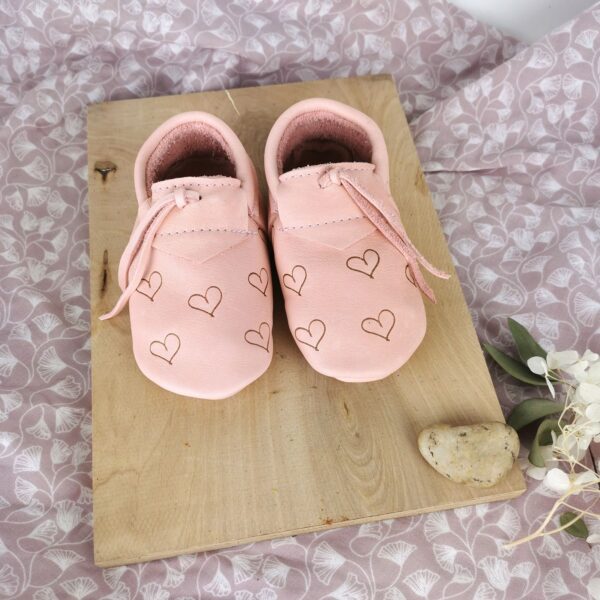 rosa Lederpuschen für Babys mit Herzen
