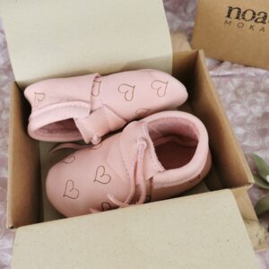 rosa Babyschuhe in Verpackungskarton