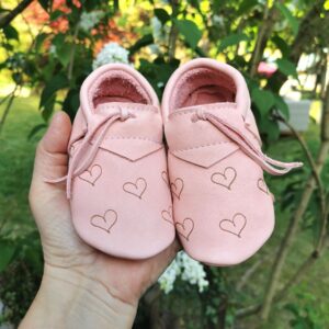 Babymocs rosa mit Herzen