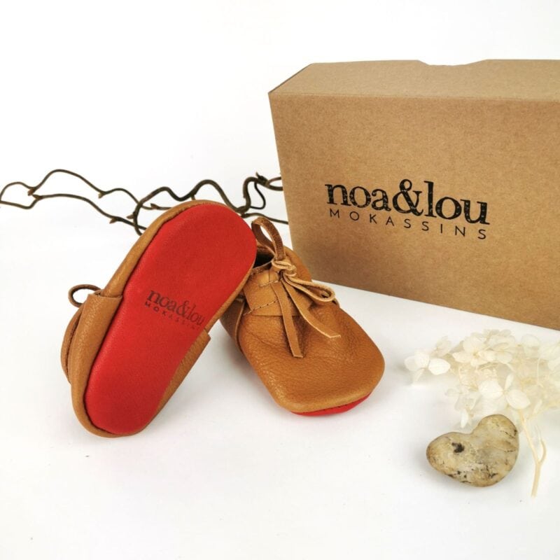 Handgemachte noa&lou Mokassins aus pflanzlich gegerbtem Leder mit roter Sohle