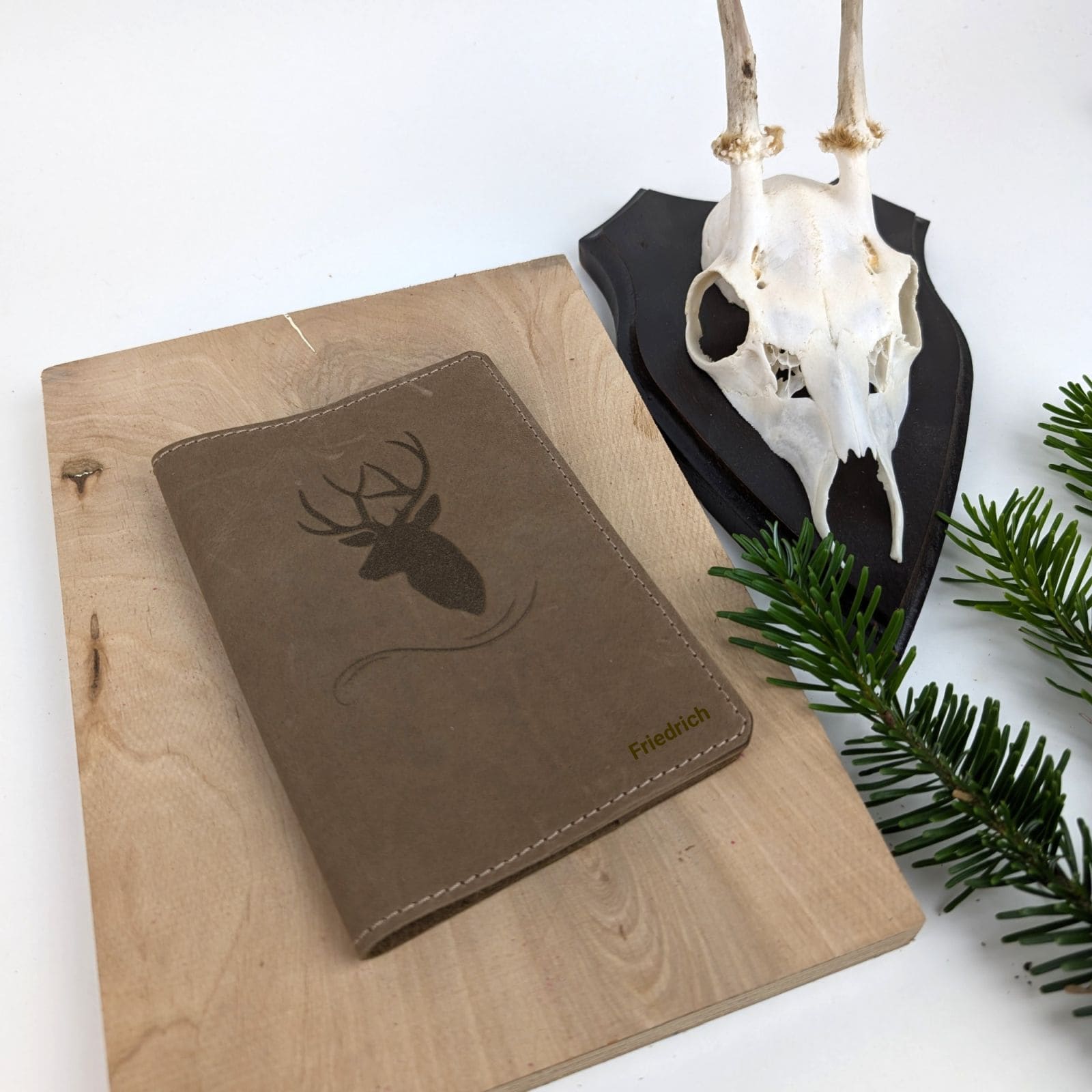 Jagdscheinhülle aus Leder personalisiert – handgefertigt mit Jagdmotiv – Bild 8