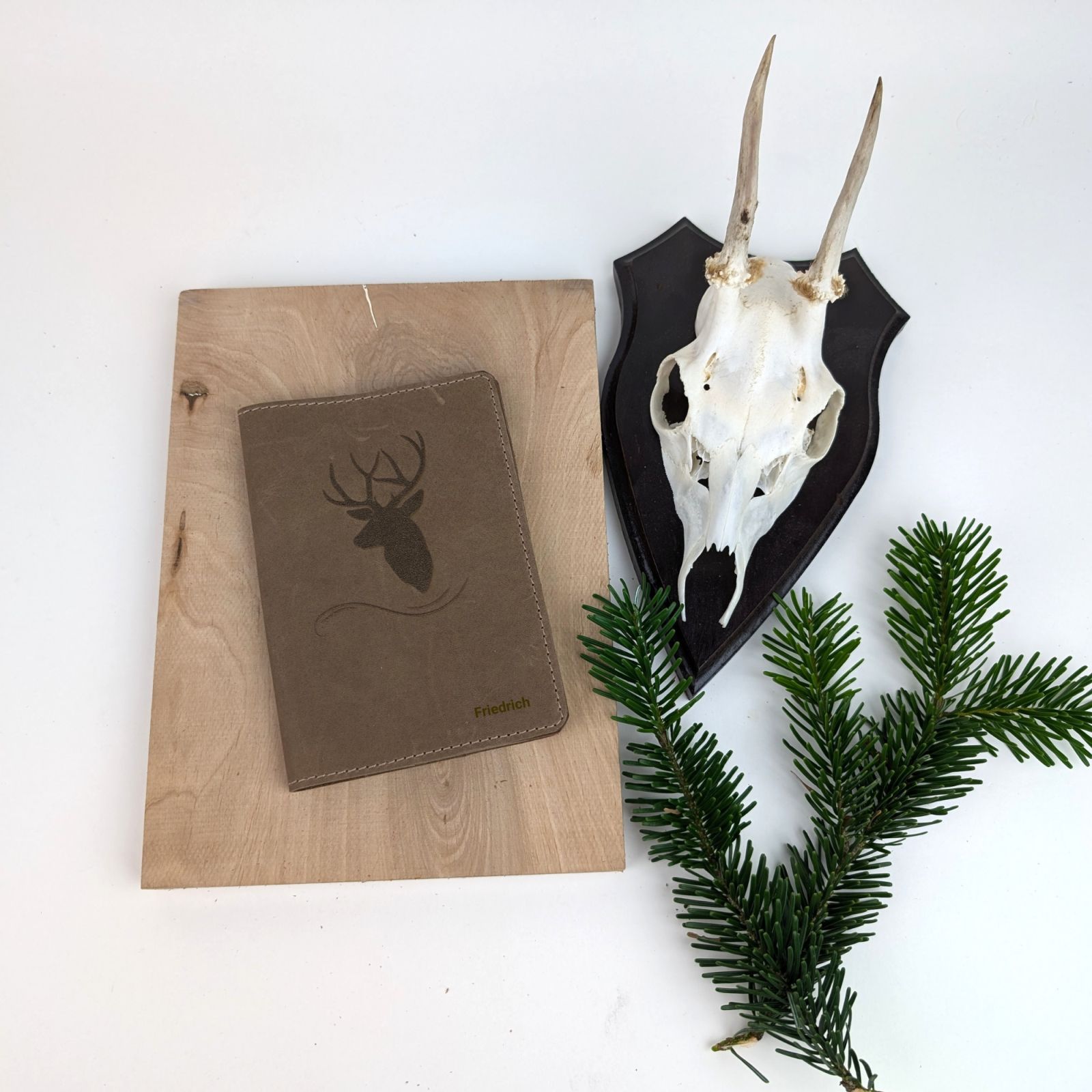 Jagdscheinhülle aus Leder personalisiert – handgefertigt mit Jagdmotiv – Bild 7
