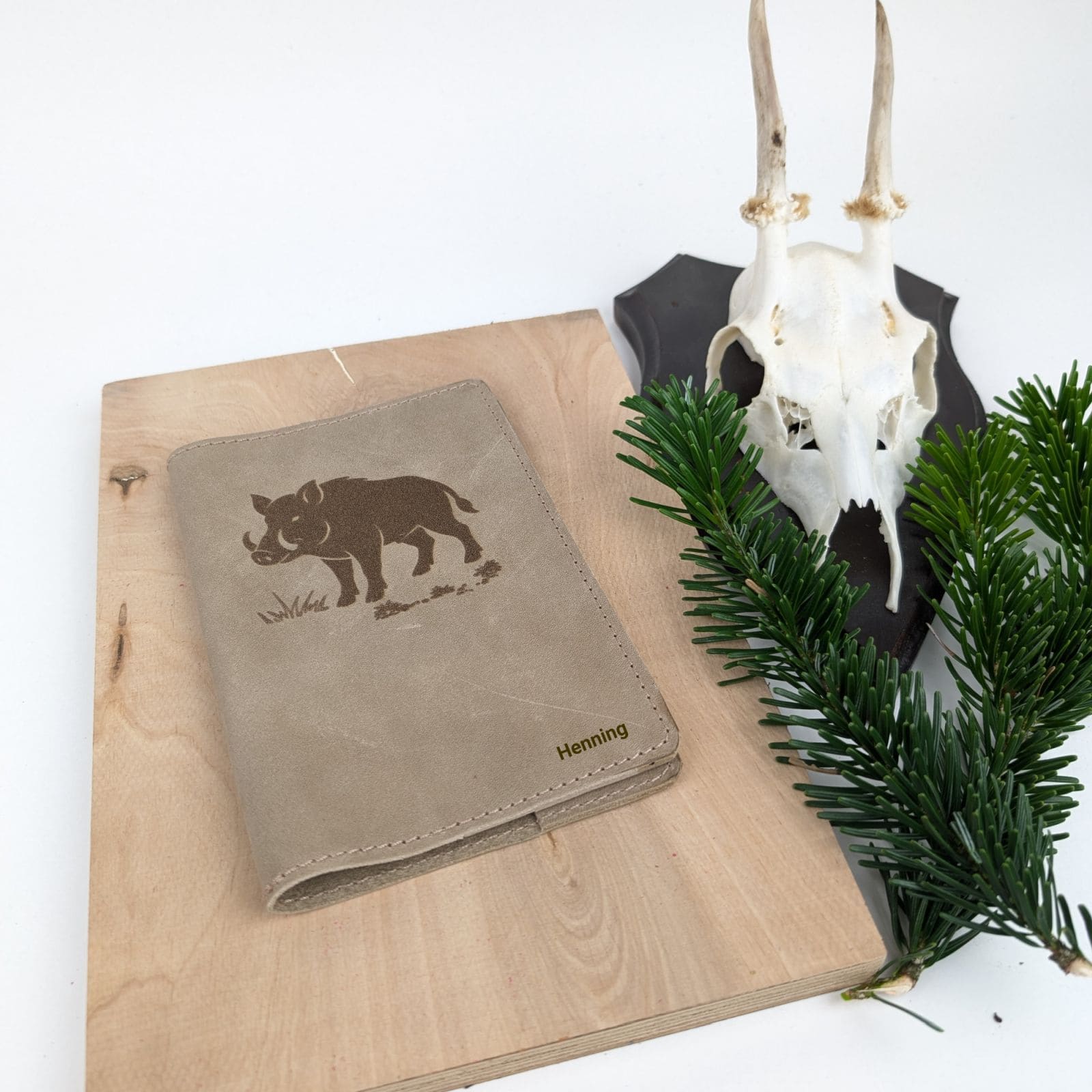 Jagdscheinhülle aus Leder personalisiert – handgefertigt mit Jagdmotiv – Bild 10
