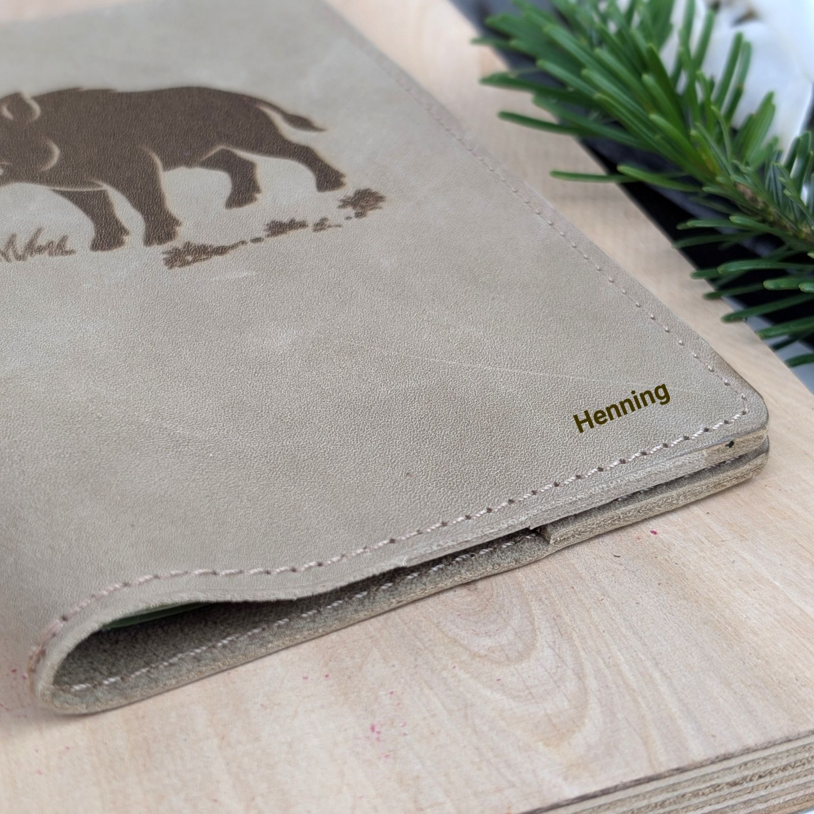 Jagdscheinhülle aus Leder personalisiert – handgefertigt mit Jagdmotiv – Bild 11