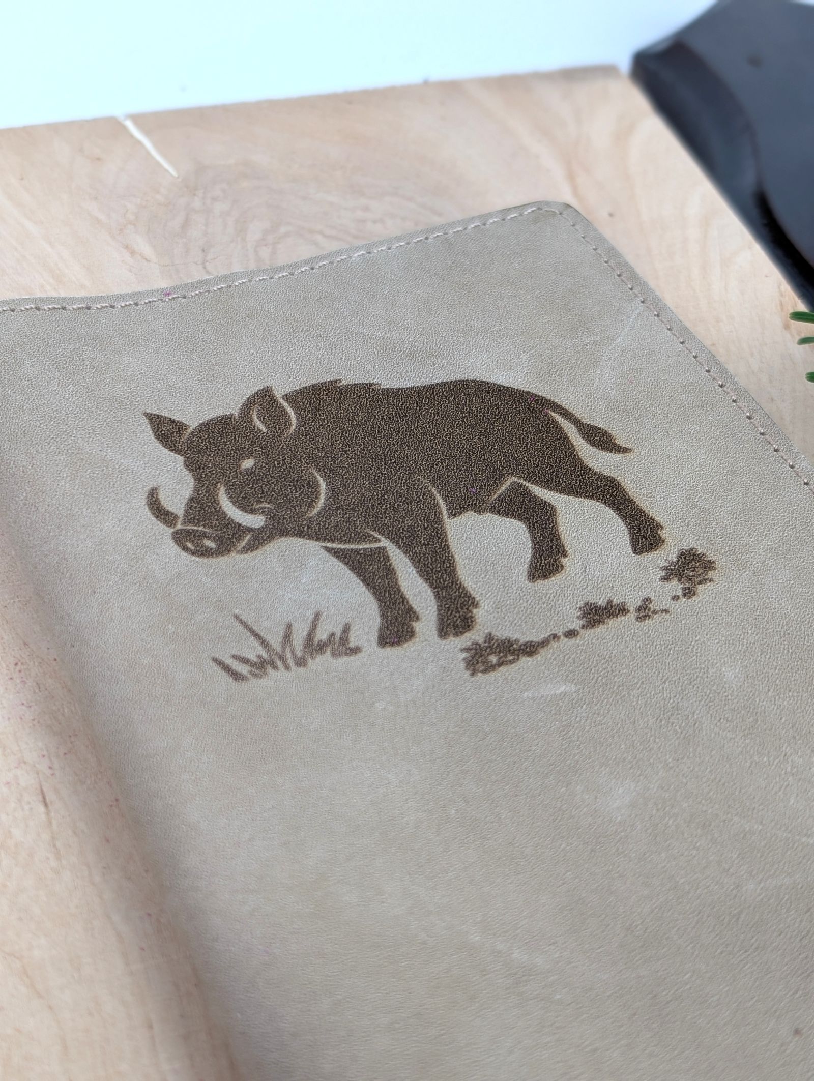 Jagdscheinhülle aus Leder personalisiert – handgefertigt mit Jagdmotiv – Bild 12