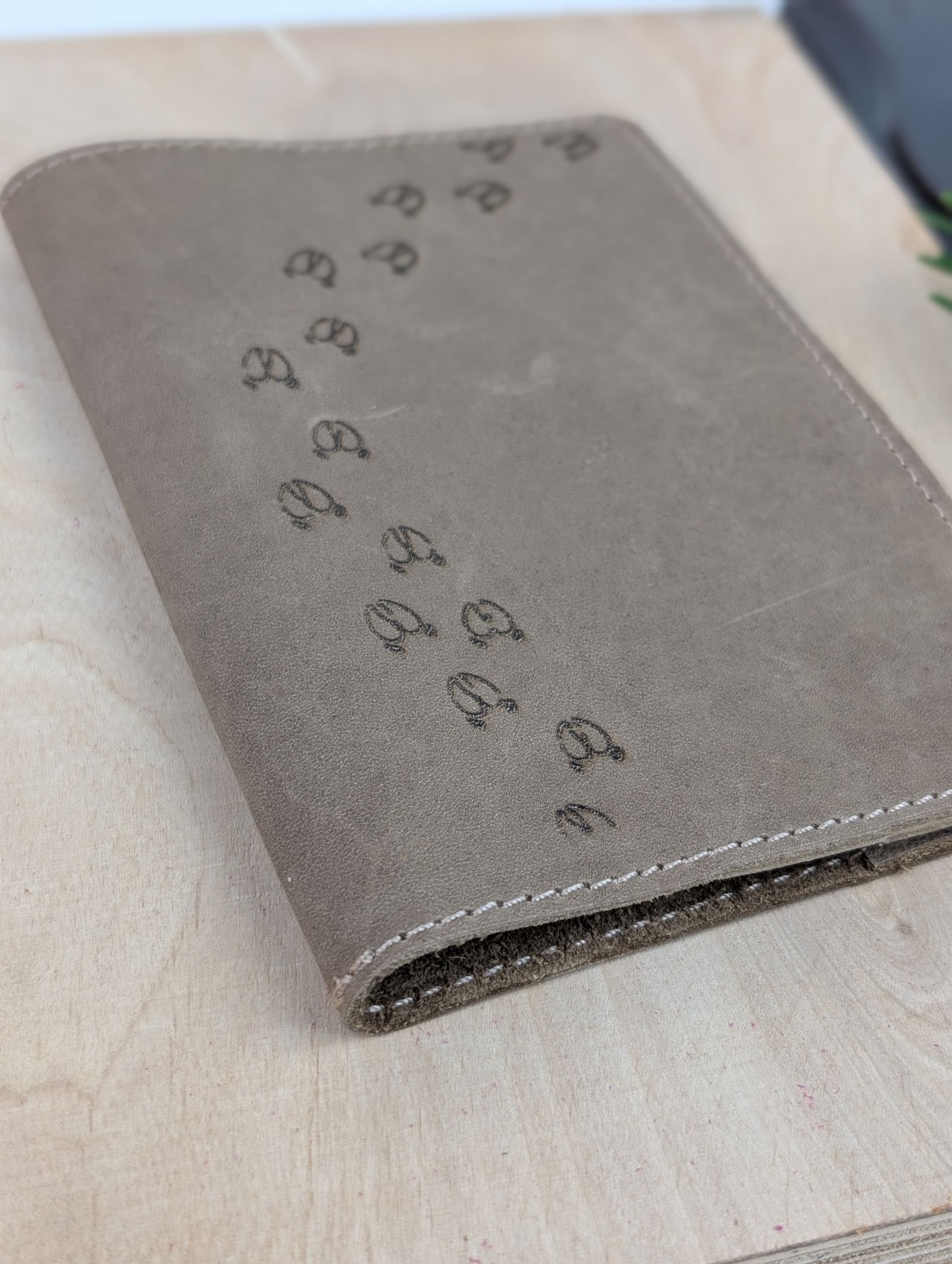 Jagdscheinhülle aus Leder personalisiert – handgefertigt mit Jagdmotiv – Bild 3